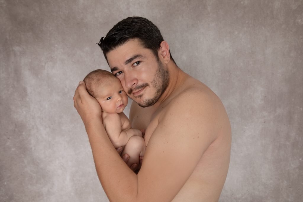 photo de nouveau-né avec son papa. Photographe Tatiana Brisson à Vitré