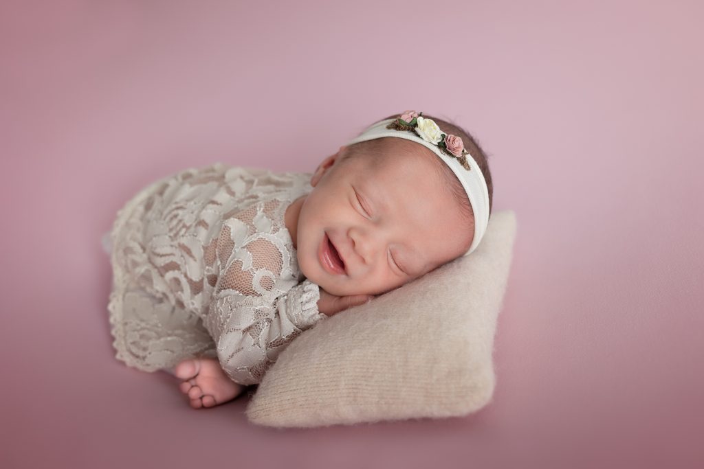 Séance photo de nouveau-né par Tatiana Brisson artiste photographe à Vitré