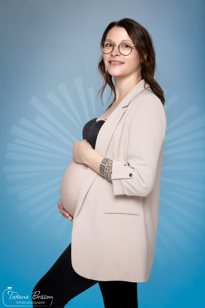 Femme enceinte posant en studio avec une veste claire, séance photo grossesse réalisée par Tatiana Brisson à Saint-André-d’Huiriat