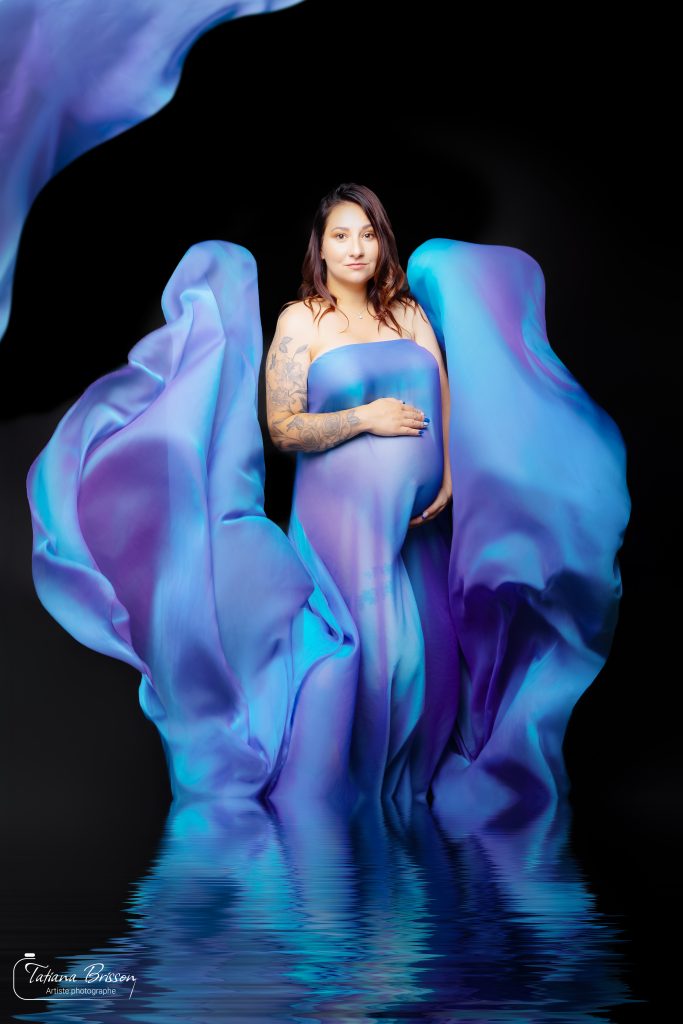Femme enceinte avec un magnifique voilage, en séance photo à Mâcon, bourg-en-bresse/Tatiana Brisson