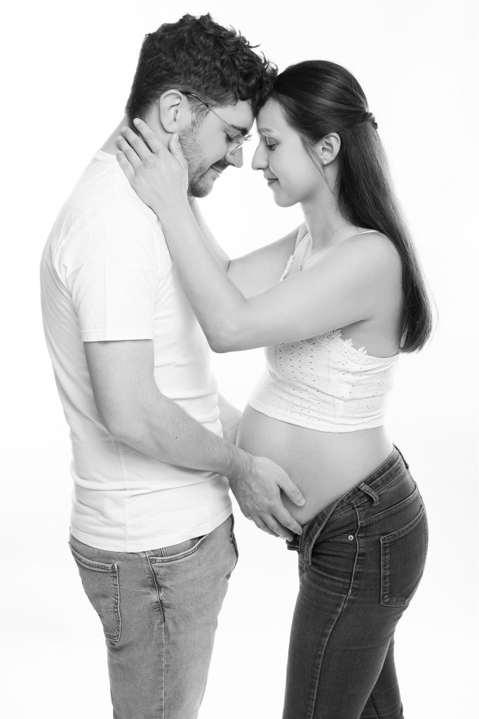 Jolie couple en séance photo en attendant bébé/Tatiana Brisson photographe à Mâcon
