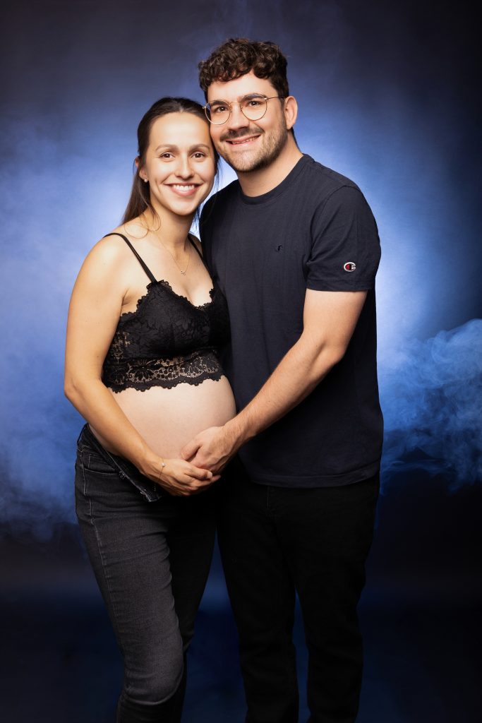 Photo de couple grossesse en studio à Mâcon/Tatiana Brisson photographe