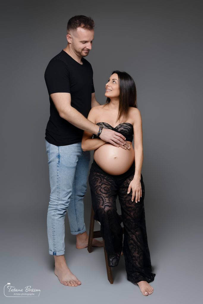 Photo de grossesse en studio à Mâcon et partout ailleurs. Tatiana Brisson photographe
